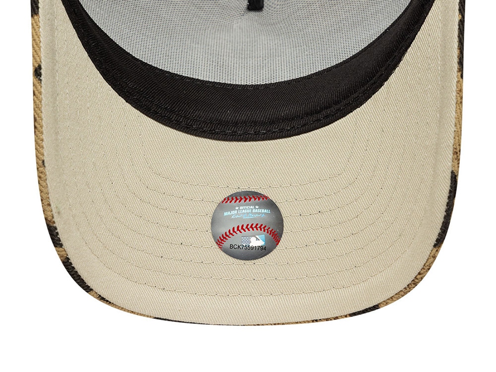 New Era New York Yankees Leopard Print M Crown 9Forty Womens A Frame Trucker Snapback Cap