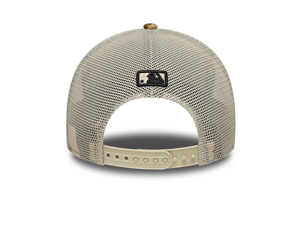 New Era New York Yankees Leopard Print M Crown 9Forty Womens A Frame Trucker Snapback Cap